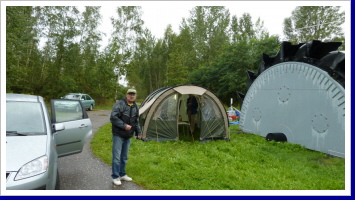 Dieter DL5YUM nach dem Zeltaufbau für die Clubstation DL0BNA Dieter DL5YUM nach dem Zeltaufbau für die Clubstation DL0BNA