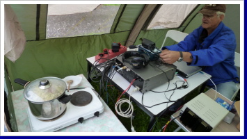 DL8WRG Operator FD2010 ,im Vordergrund liks der sehr schmackhafte Erbseneintopf von DL5YUM DL8WRG Operator FD2010 ,im Vordergrund liks der sehr schmackhafte Erbseneintopf von DL5YUM